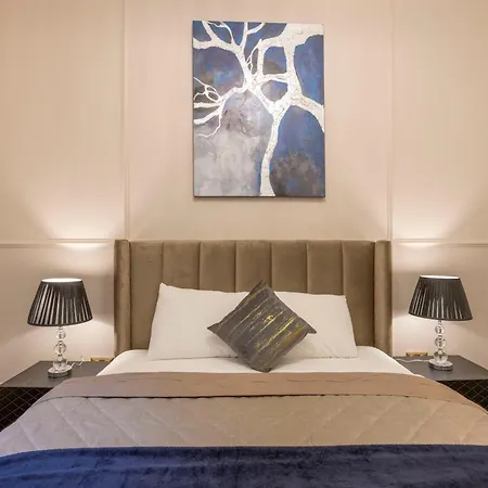 Exclusive Downtown Quentin By Prestige Homes Apartament